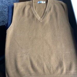 Uniqlo deep caramel sweater vest v neck 100% cotton in M 2